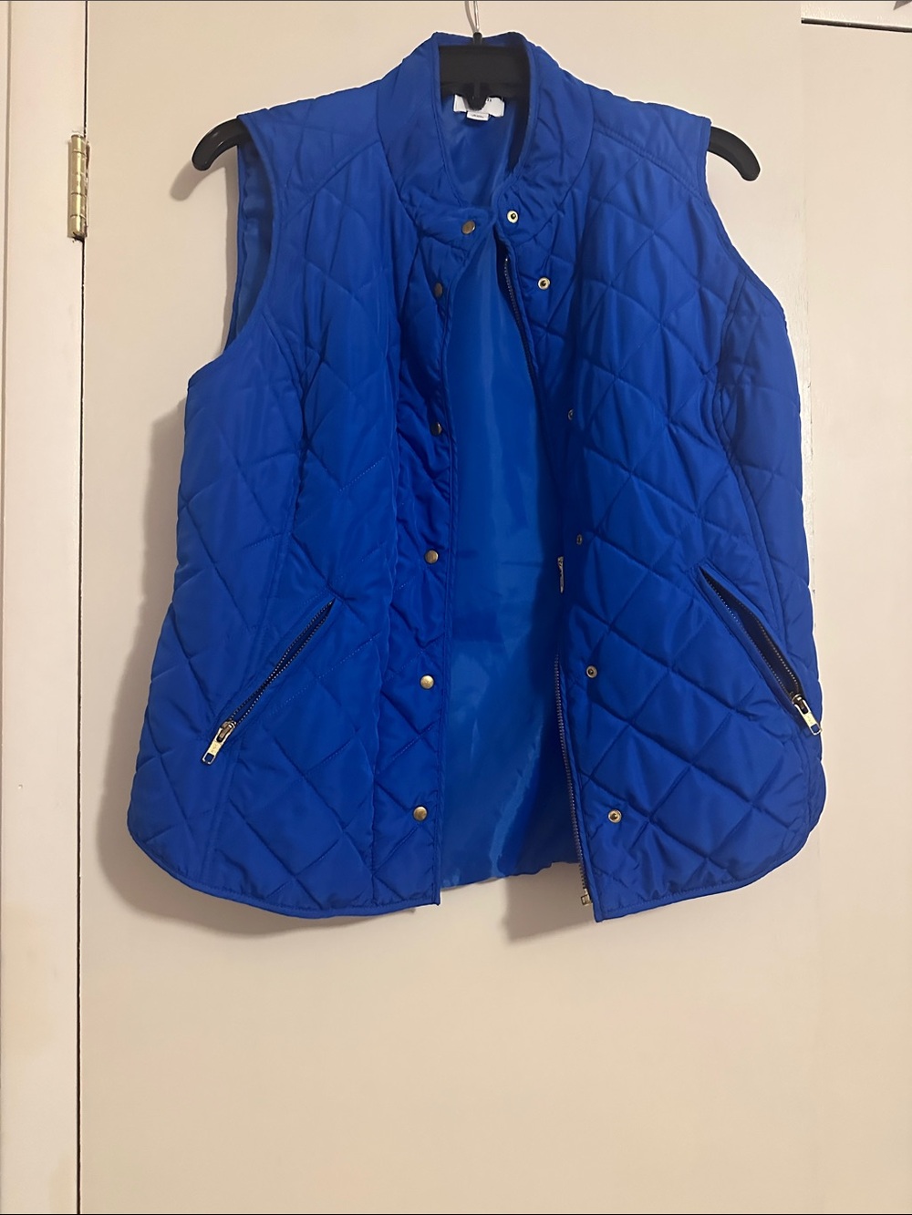 crown & ivy Quilted Sleeveless Vest in Royal Blue
